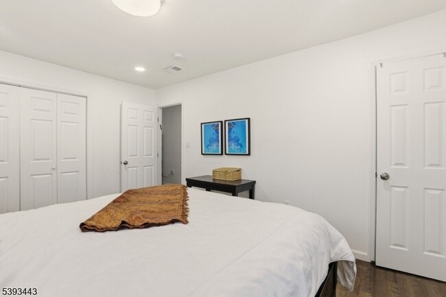 Building Photo - 214 S Valley Rd