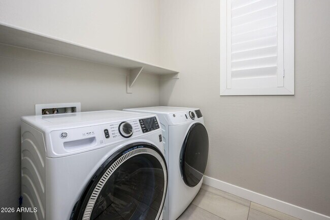 Building Photo - 824 E Monte Wy