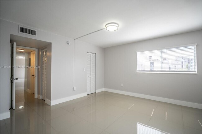 Building Photo - 1986 Biarritz Dr