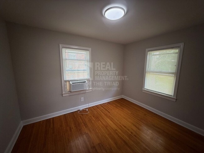 Building Photo - 828 Circle Dr