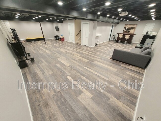 Building Photo - 6130 Brandon Dr