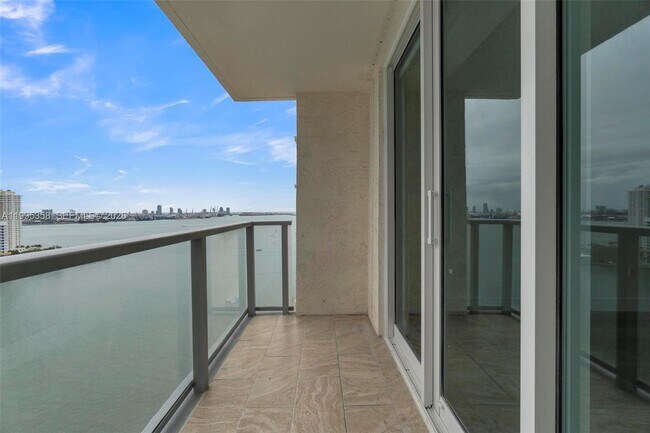 Building Photo - 1155 Brickell Bay Dr