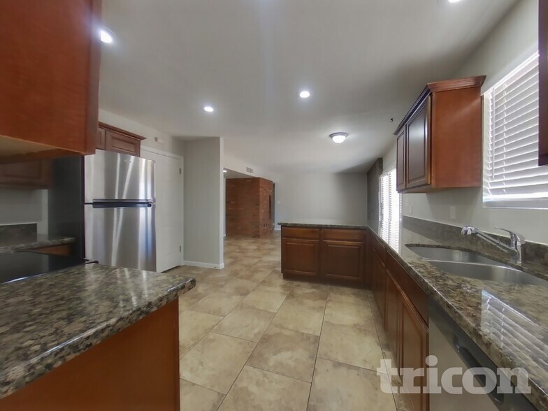 Building Photo - 9215 N 39th Dr