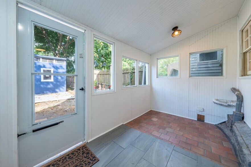 Building Photo - 323 2nd St