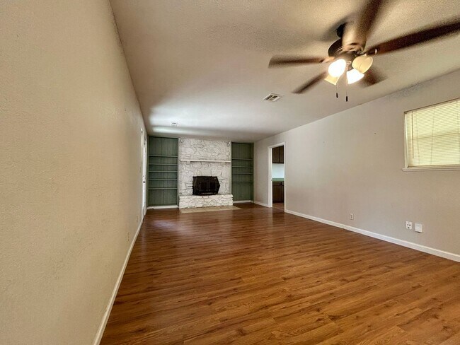 Building Photo - 3bd/1ba HOME in a Great Neighborhood with ...