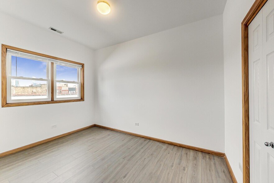 Building Photo - 1446 W Chicago Ave