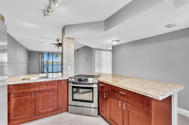 Building Photo - 118 Lake Emerald Dr