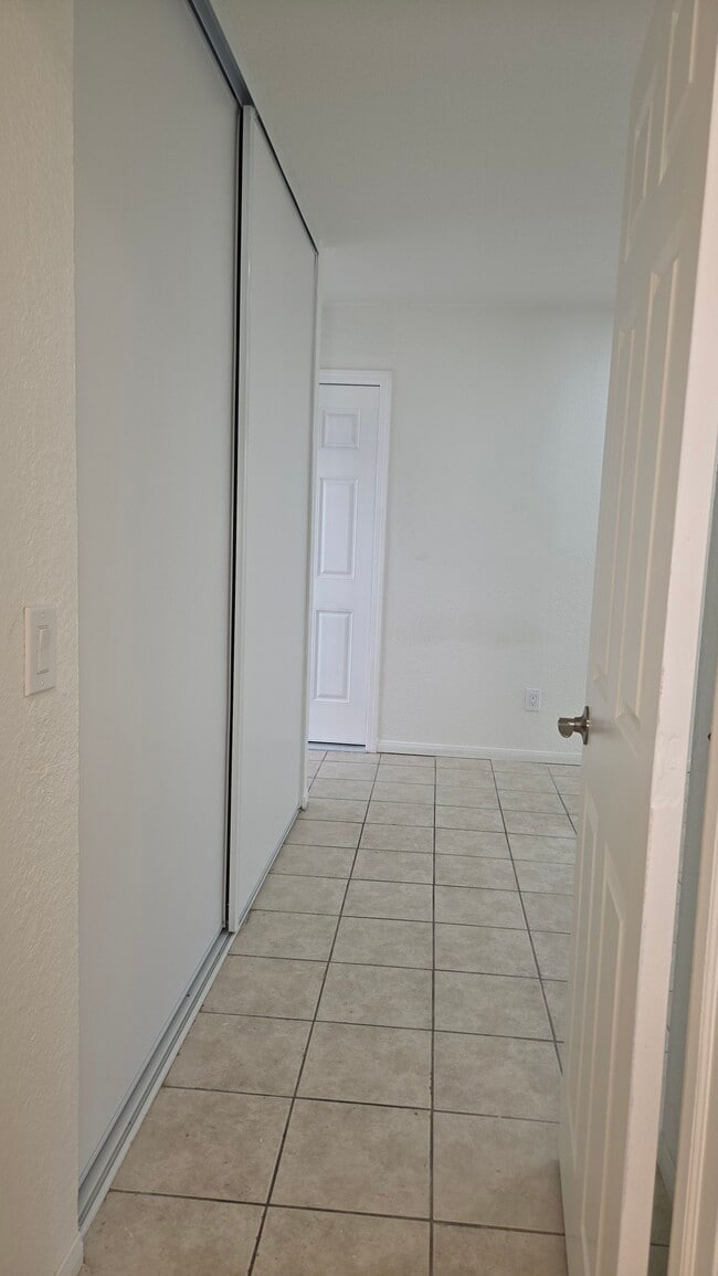 Building Photo - 892 Robin Dr