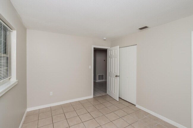 Building Photo - 2365 Dordon Dr