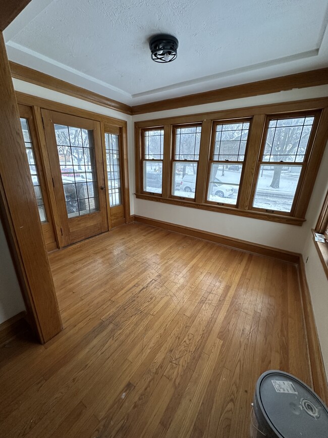 entry foyer - 4438 W Medford Ave