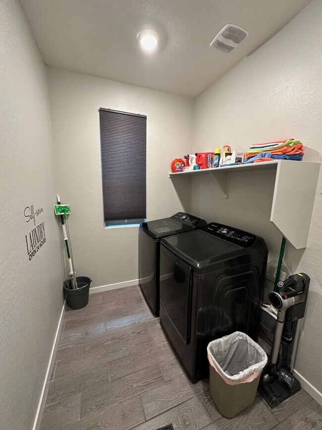 Building Photo - 4 bed 2.5 bath townhouse in The Crossings