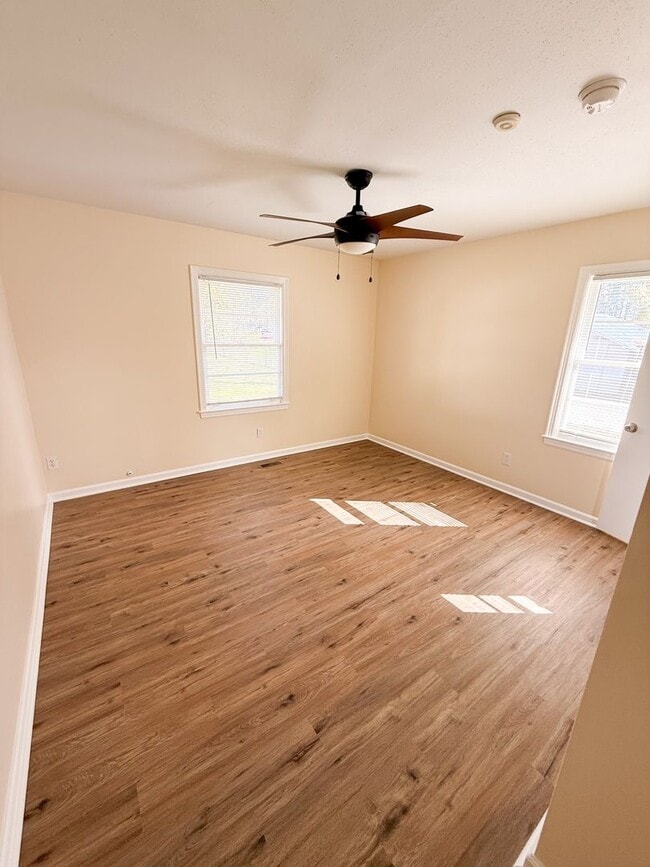 Building Photo - 908 E Park Ave