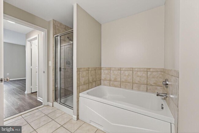 Building Photo - 2220 Fairfax Dr