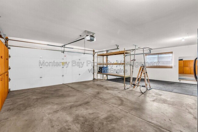 Building Photo - 383 Hillcrest Ave
