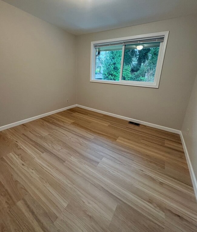 Building Photo - Sooooo Much Space! Beautifully remodeled Shoreline home!