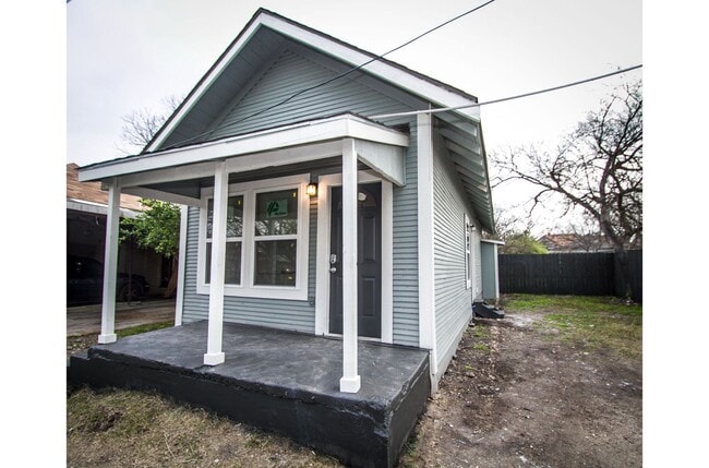 Building Photo - Renovated 1BR/1BA Downtown Home