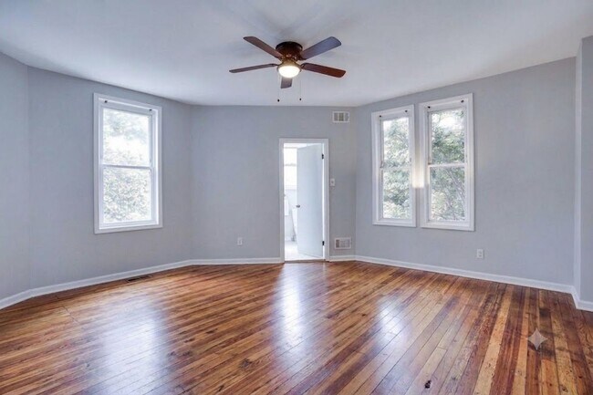 Building Photo - Capital Hill East Townhouse | 3 bd 2.5 bth | Two Patios | Hardwood Floors