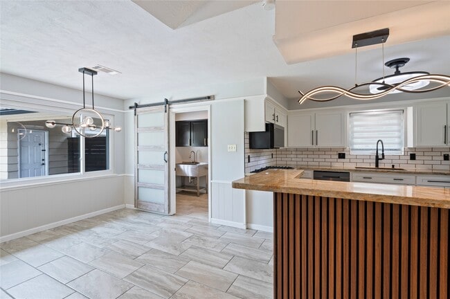 Building Photo - 4034 Shady Springs Dr