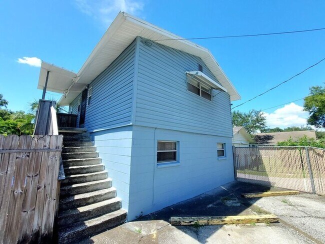 Building Photo - 115 1/2 Lenox St