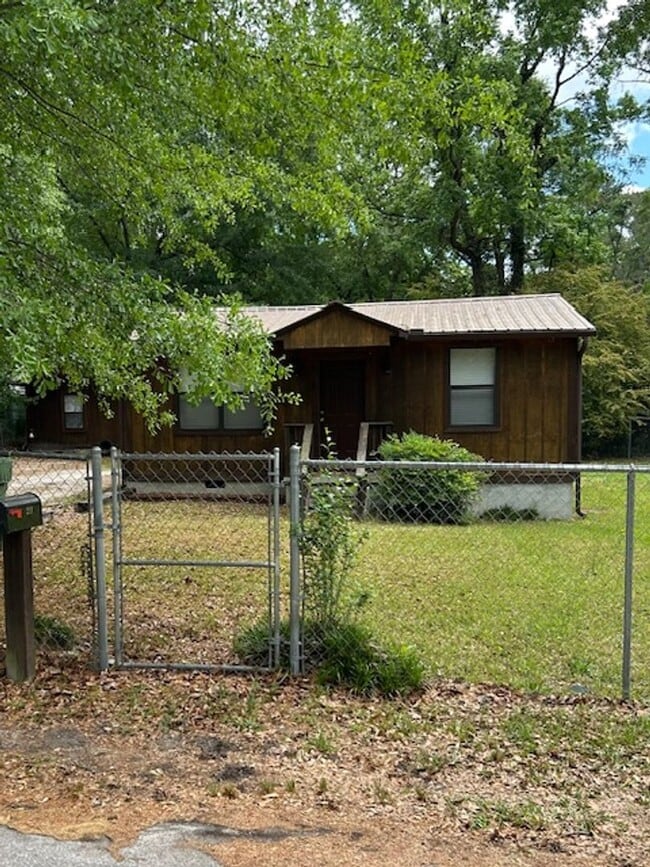 Building Photo - 2 Bedroom house