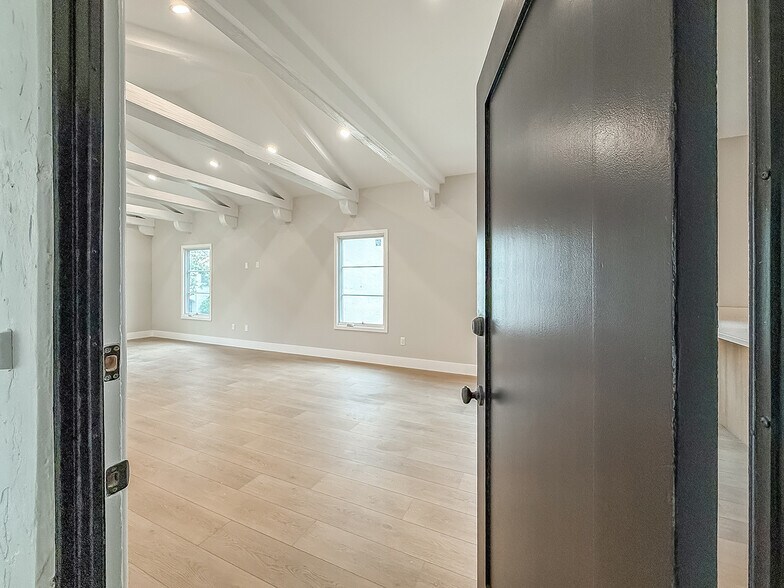 Building Photo - 150 N Arnaz Dr