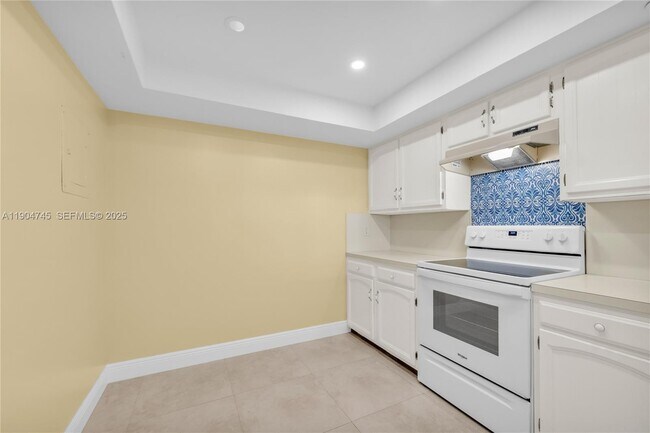 Building Photo - 3200 Port Royale Dr N