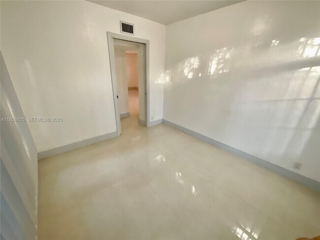 Building Photo - 1612 NE 2nd Ct