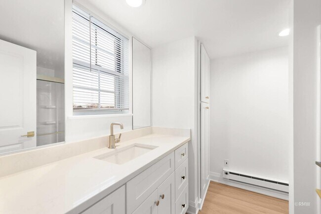 Building Photo - 224 S Rush St