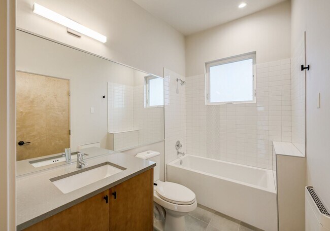 Building Photo - Gorgeous 3Bed/2.5 Bath Townhome in Queen Anne!