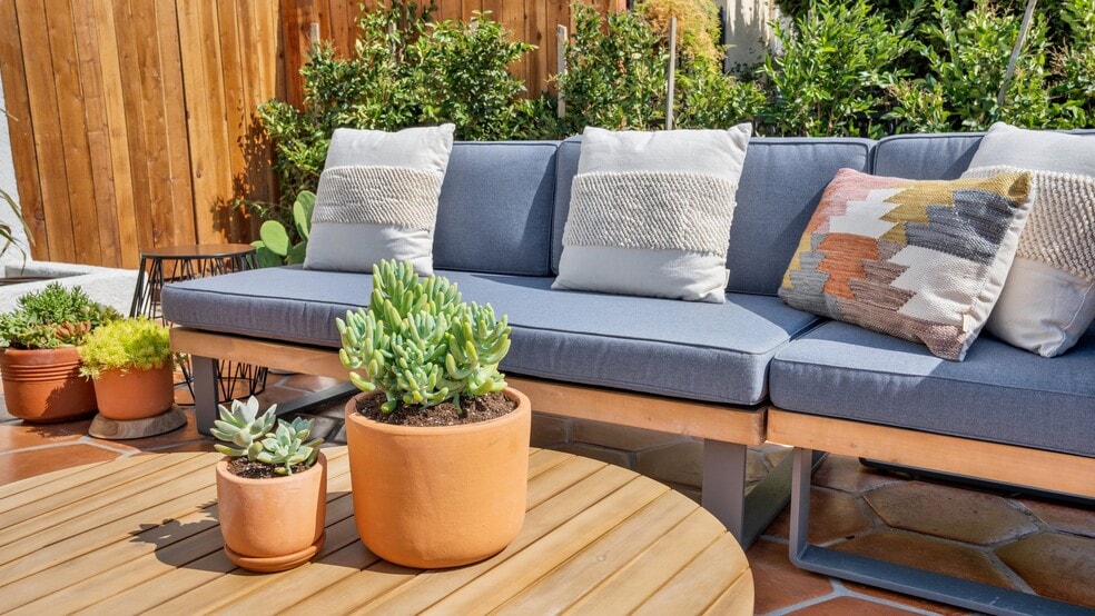 Building Photo - 724 Gramercy Dr