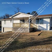 Building Photo - Spacious 3-Bedroom, 2-Bathroom Home with M...