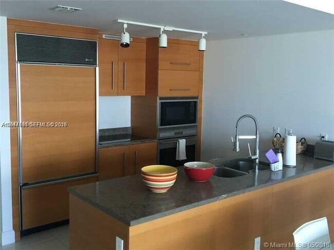Building Photo - 475 Brickell Ave