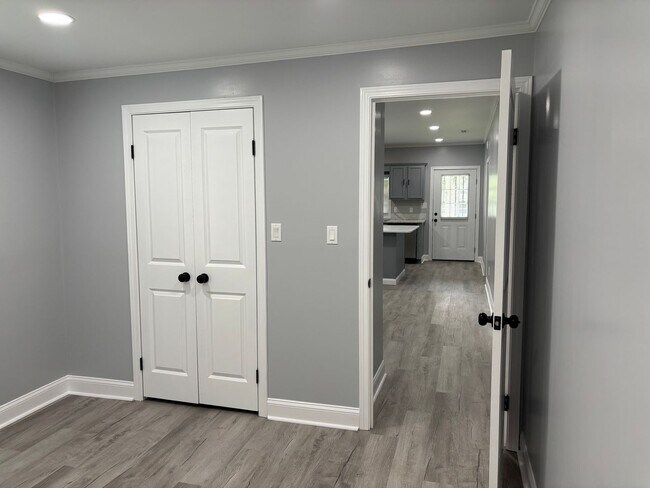 Building Photo - Fully renovated 3 bedroom 2 bathroom house!   Lawn Care Included