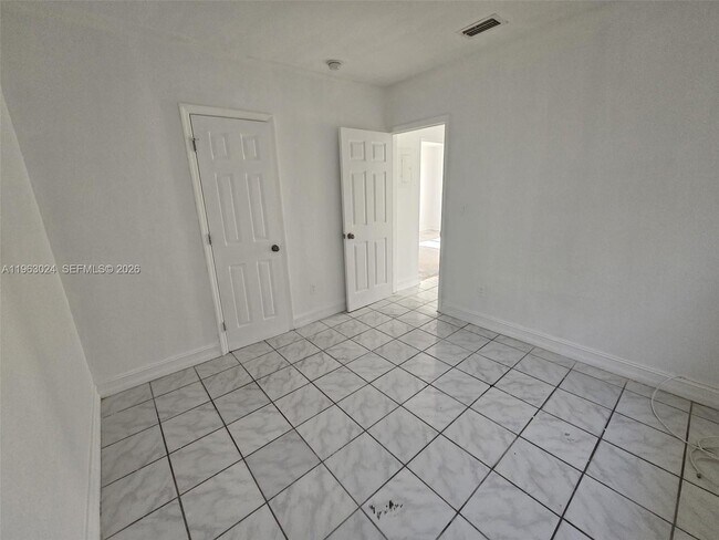 Building Photo - 17193 NE 18th Ave