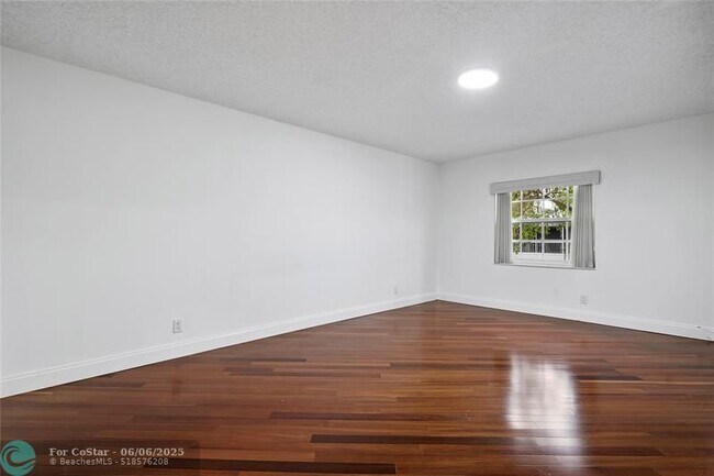 Building Photo - 6211 Bay Club Dr