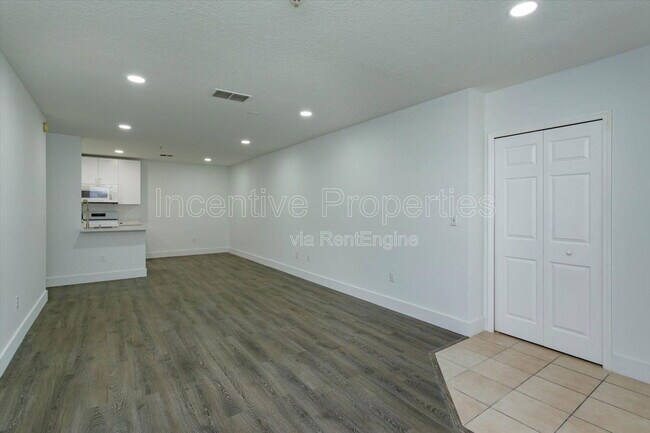 Building Photo - 4352 S Kirkman Rd