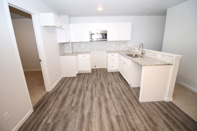 Building Photo - Brand new 3bdr 3bath duplex walking distan...