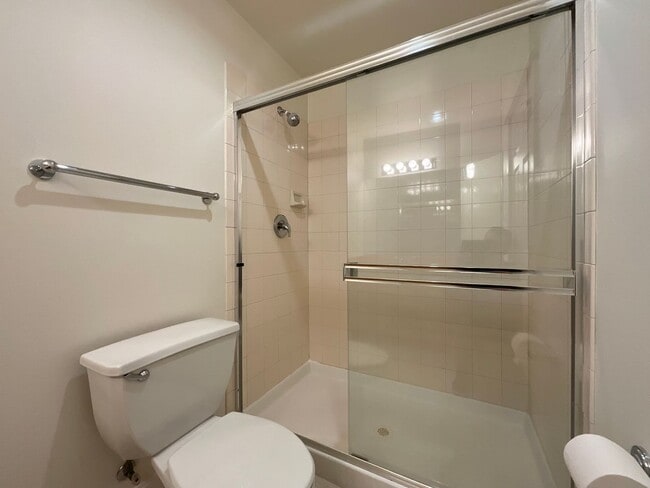Building Photo - 2 Week Move In Special - Beautiful 2 Bedro...