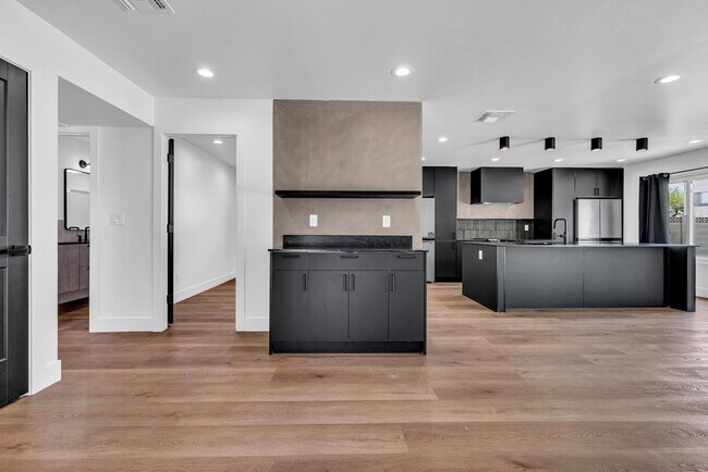 Building Photo - 6 Bedroom/4 Bath - Fully Remodeled