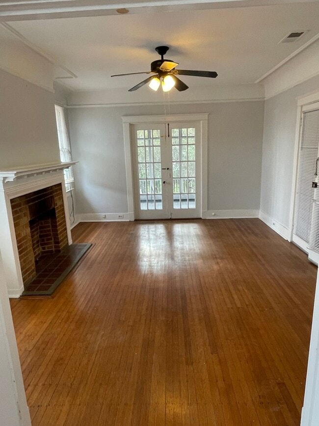 Building Photo - 1BD/1BA on Broadway St. Shared Laundry on ...