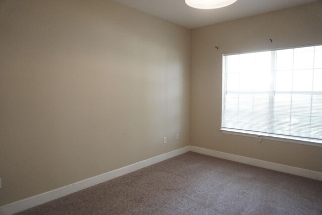 Building Photo - Ground floor 2 bedroom condo in gated Pont...