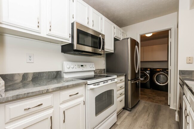 Building Photo - 8839 Eagleview Dr