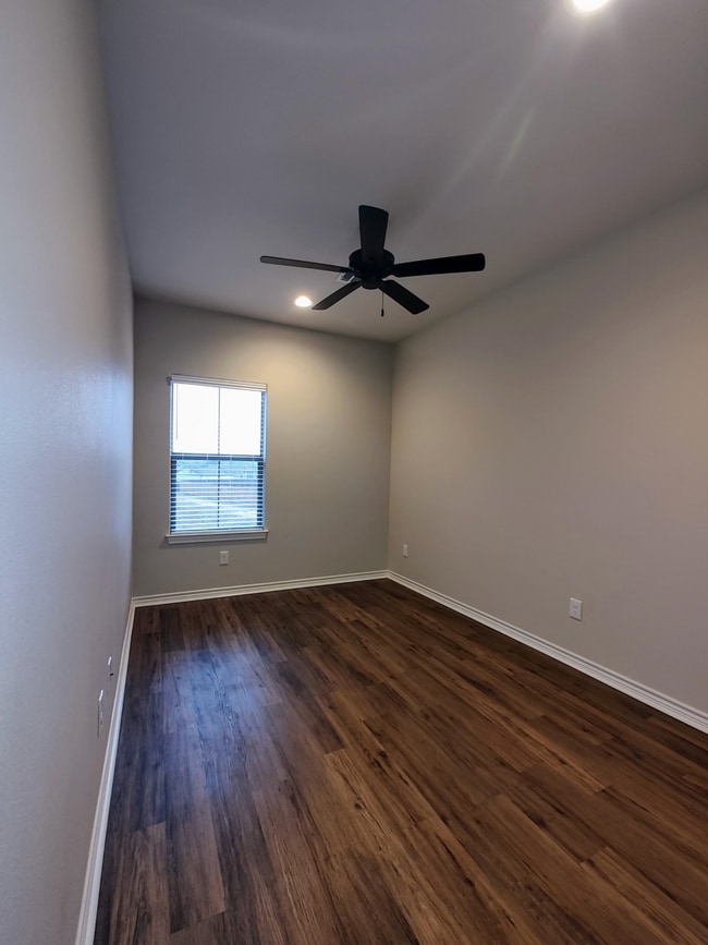 Building Photo - 5670 Shadowbend Cir N