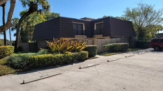 Building Photo - 117 1st Ct