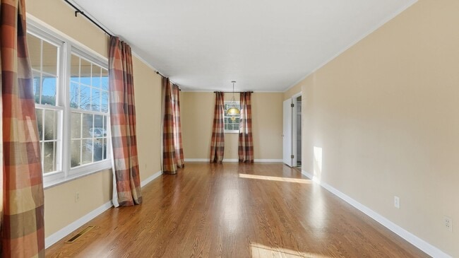 Building Photo - 3 bedroom Cleveland home!