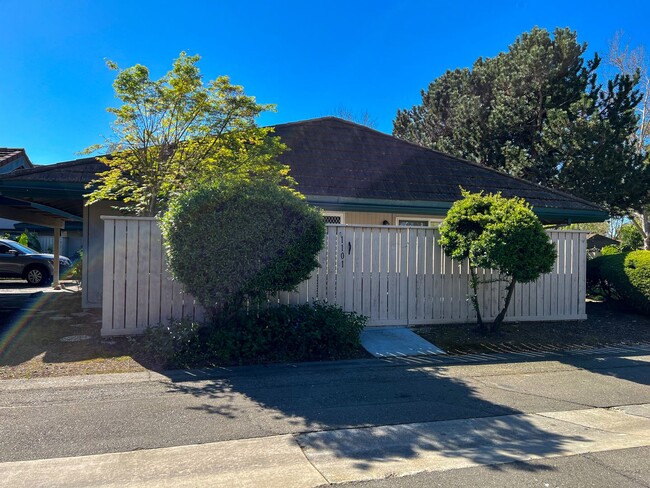 Building Photo - Corner Condo in the Pocket/Greenhaven Area