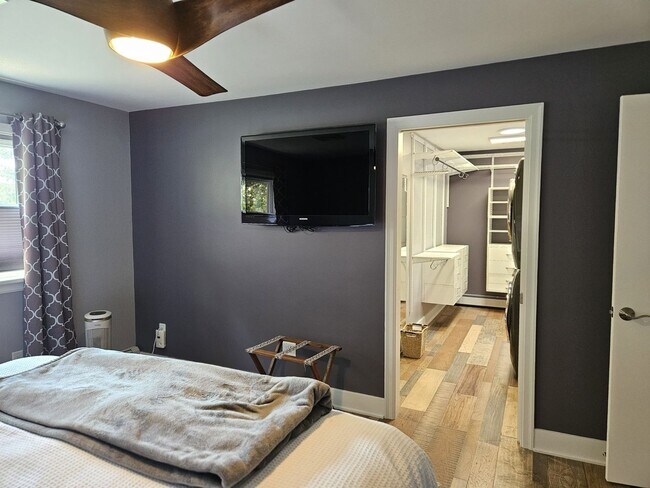 Building Photo - 3 Bedroom  Available June 8th  2026