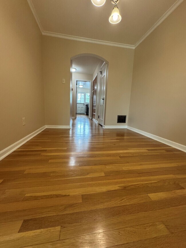 Building Photo - Sasso Banados Properties 802 Kenwick