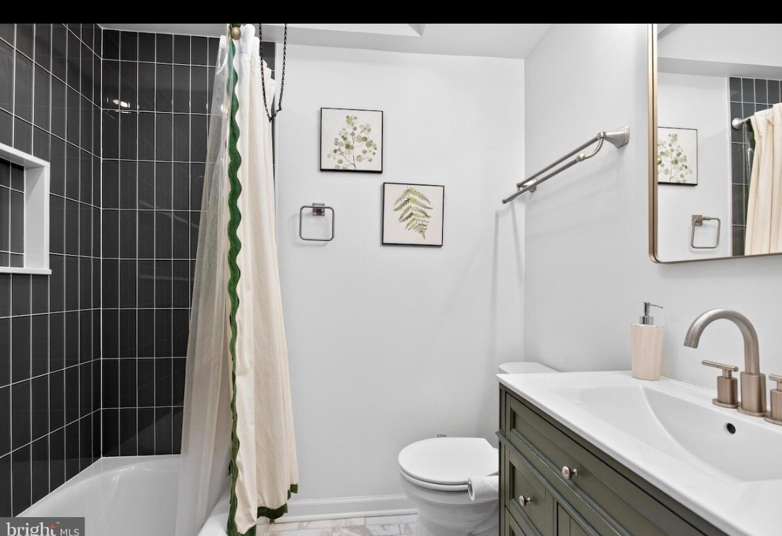 Building Photo - 304 Pine St