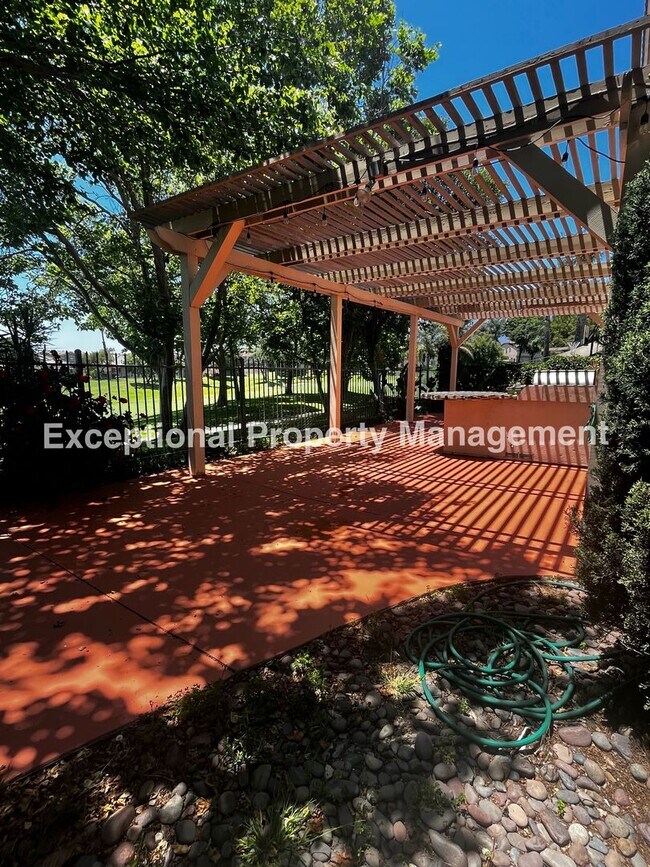 Building Photo - Beautiful Golf Course Home